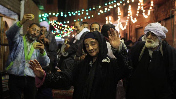 رقص وحنّاء وتبرُّك بالأولياء.. ماذا تعرف عن الموالِد الشعبية في مصر؟