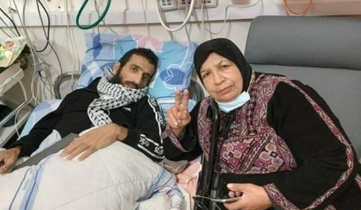 إسرائيل تفرج عن أسير فلسطيني بعد إضرابه عن الطعام 131 يوما