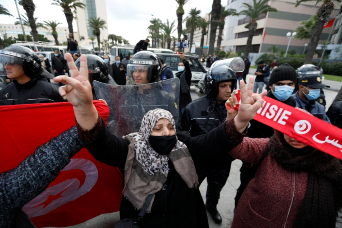 تونس.. انطلاق مظاهرات إحياء ثورة يناير وسط قيود أمنية واعتقالات للمحتجين