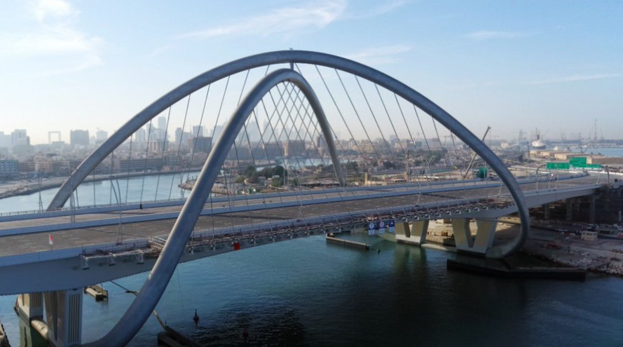 محمد بن راشد يطلق جسر "إنفينيتي"و يؤكد مواصلة الاستثمار