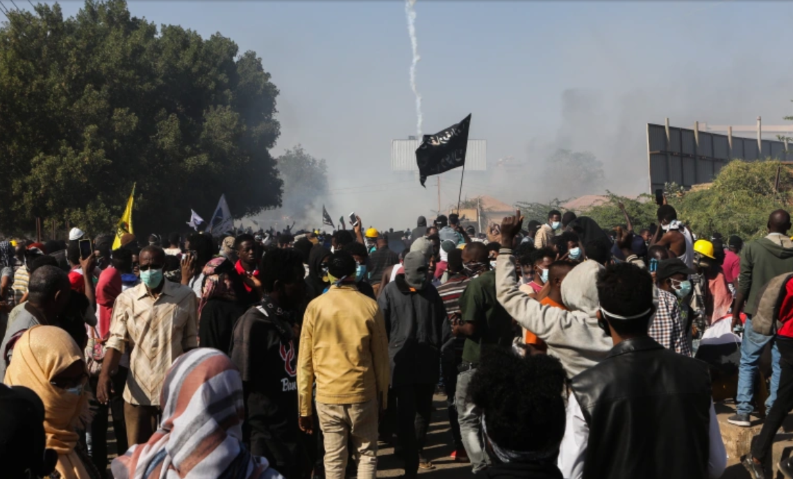 السودان.. قوات الأمن تواجه المتظاهرين بمحيط القصر الرئاسي في "مليونية 7 فبراير"