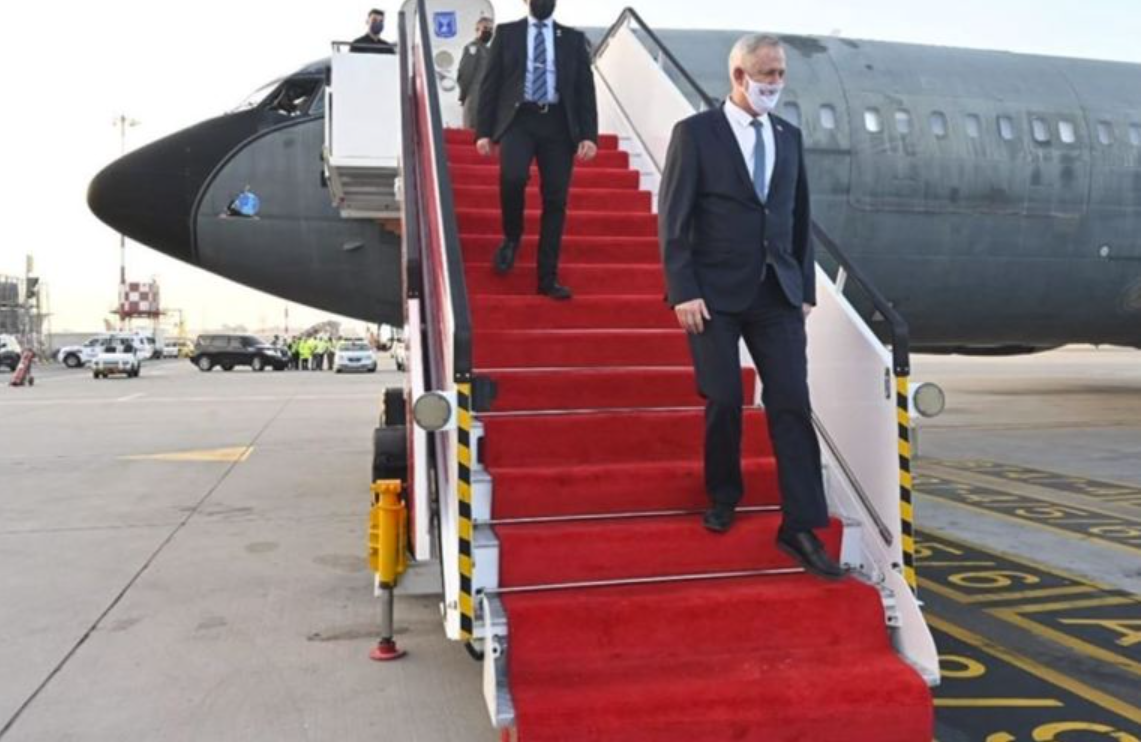أول زيارة لدولة خليجية.. وزير الدفاع الإسرائيلي يصل البحرين على متن “طائرة السادات”