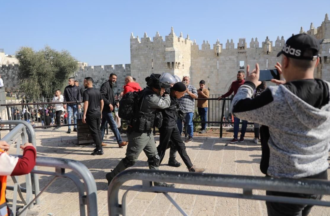 35 إصابة و 24 معتقلًا خلال اعتداءات إسرائيلية في القدس (فيديو)