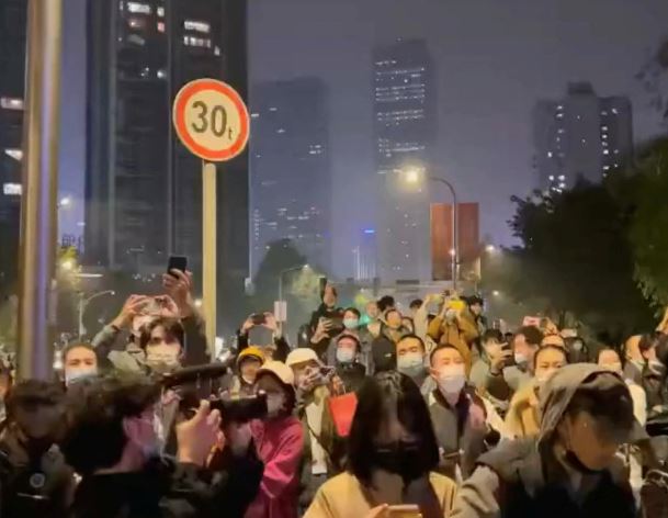 خبراء يفسّرون اتساع الاحتجاجات في الصين ويتوقعون سيناريو الرد من الحكومة