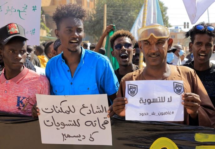 مظاهرات في السودان رفضا للاتفاق الإطاري والبرهان يهتف خلال التوقيع: العسكر للثكنات
