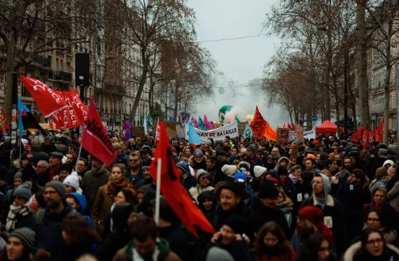 اليسار واليمين المتطرف والنقابات متفقون على رفضه.. مشروع تعديل نظام التقاعد يلهب الاحتجاجات في فرنسا