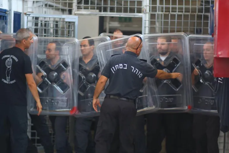 لماذا أعلن الأسرى الاستنفار في سجون الاحتلال الإسرائيلي؟