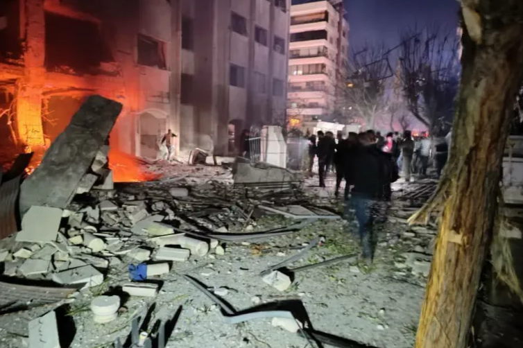 غارة إسرائيلية على أحياء سكنية في دمشق توقع قتلى وجرحى