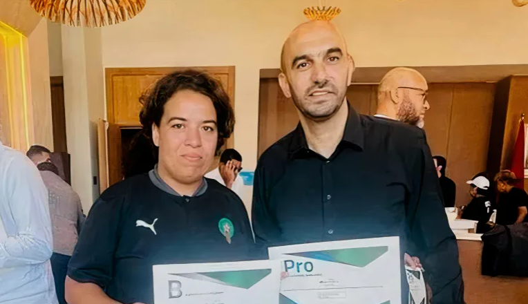 متأثرة بأسلوب الركراكي.. حسناء الدومي أول امرأة تدرب فريق كرة قدم للرجال في المغرب