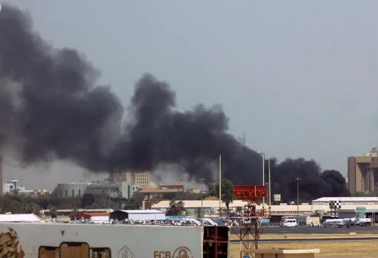  احتراق سيارات ودمار في مطار الخرطوم ومعارك متفرقة بين الجيش السوداني وقوات الدعم السريع