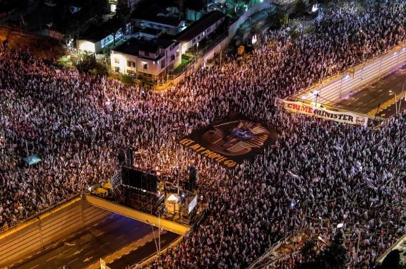 رغم تجميد بنيامين نتنياهو خطته.. عشرات آلاف الإسرائيليين يتظاهرون رفضا للتعديلات القضائية