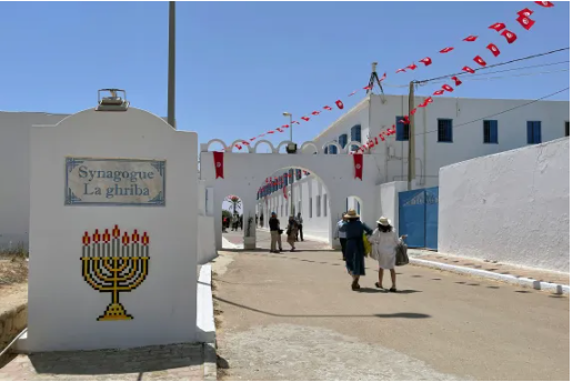 الرئيس التونسي قيس سعيد يتعهد بالحفاظ على أمن المواطنين اليهود بعد هجوم على كنيس في جزيرة جربة
