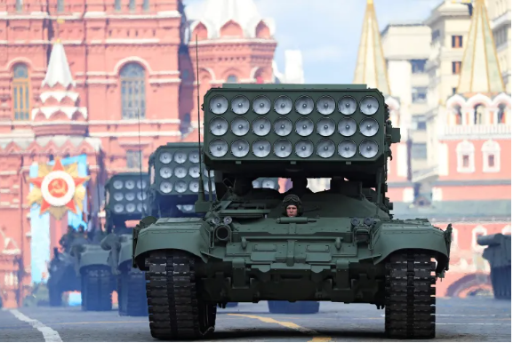 راجمة الصواريخ "توس- 1 إيه" الشمس الحارقة .. السلاح الروسي الفتاك الأشد تدميرا بعد السلاح النووي