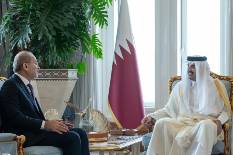 أمير قطر يستقبل وزير الخارجية الأردني ويتلقى رسالة شفهية من الملك عبد الله الثاني