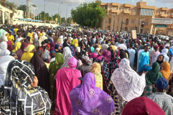 النيجر.. الجيش يدعم الانقلاب ويحذر من التدخل الخارجي وبازوم يبعث رسالة