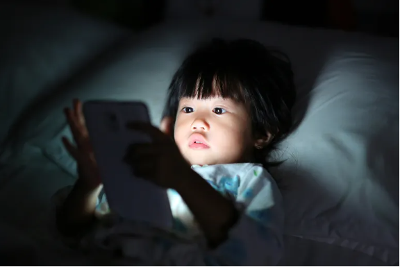 الصين تسعى لتقييد استخدام الأطفال للهواتف الذكية