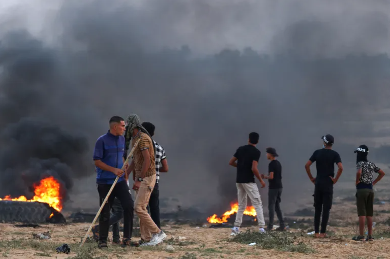 الاحتلال الإسرائيلي يقصف مواقع لحماس في غزة وتشييع فلسطينييْن بالضفة