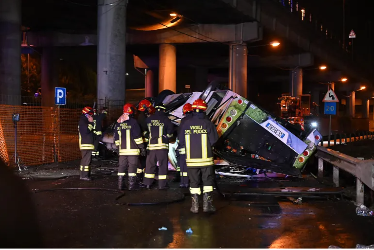20 قتيلا في سقوط حافلة من على جسر في مدينة البندقية