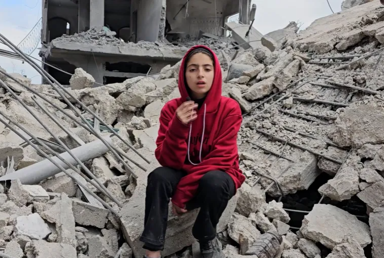 طفلة غزية ريماس عفانة تبحث عبثا عن ذكرياتها تحت أنقاض منزلها