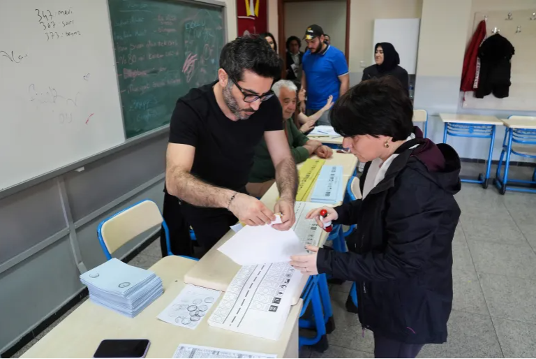 بدء التصويت في الانتخابات المحلية بتركيا وسط تنافس حاد على إسطنبول