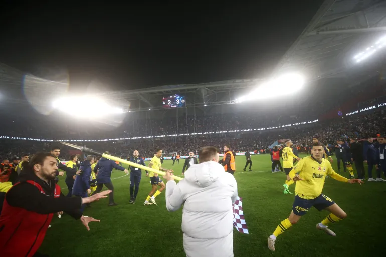 أعمال العنف في الدوري التركي ، جماهير لطرابزون سبور تجتاح الملعب وتعتدي على لاعبي فنربخشة في الدوري التركي