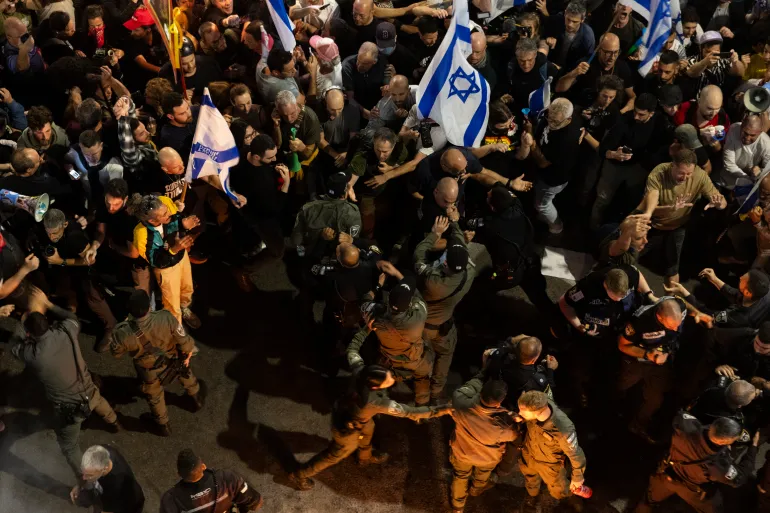 آلاف الإسرائيليين يتظاهرون للمطالبة بصفقة تبادل وإسقاط الحكومة