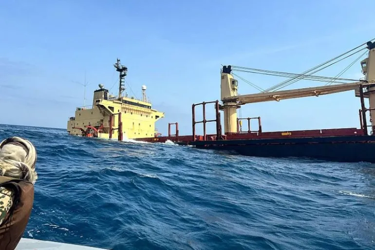 استهداف سفينة قبالة اليمن ونجاة أخرى من هجوم صاروخي